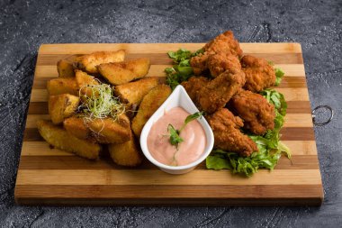 derin kızarmış gevrek tavuk kızartması ve daldırma sos ile