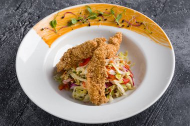 lezzetli çıtır tavuk salata meze beyaz plaka