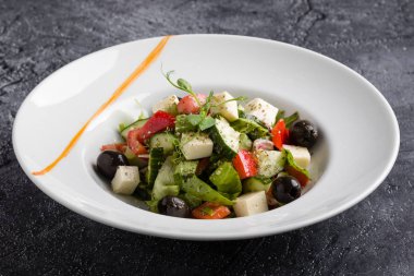 lezzetli taze salata meze beyaz plaka üzerinde