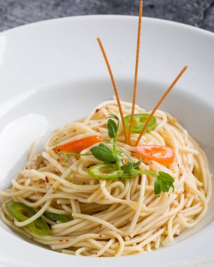 taze makarna olio peperoncini makarna beyaz plaka