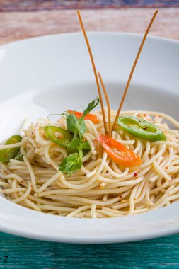 taze makarna olio peperoncini makarna beyaz plaka