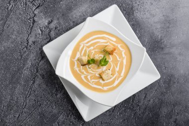 ekmek crums beyaz plaka ile taze sebze krem çorbası