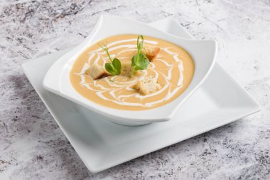 ekmek crums beyaz plaka ile taze sebze krem çorbası