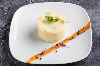 taze patates püresi bölümü beyaz plaka üzerinde
