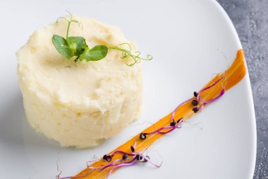 taze patates püresi bölümü beyaz plaka üzerinde