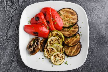 Beyaz plaka üzerinde taze vejetaryen Sağlıklı ızgara sebze