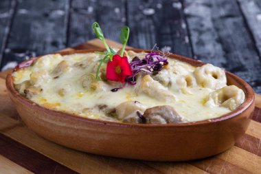 rustik kase lezzetli lezzetli pişmiş tortellini makarna