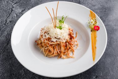 İtalyan spagetti amatriciana makarna beyaz plaka üzerinde