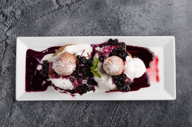 taze lezzetli peynir Lokmalar reçel beyaz tabakta ile