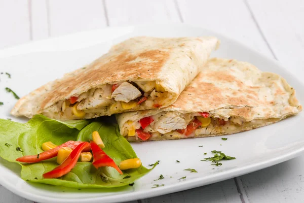 Smaczny Quesadilla Świeże Mięso Kurczaka Warzyw — Zdjęcie stockowe