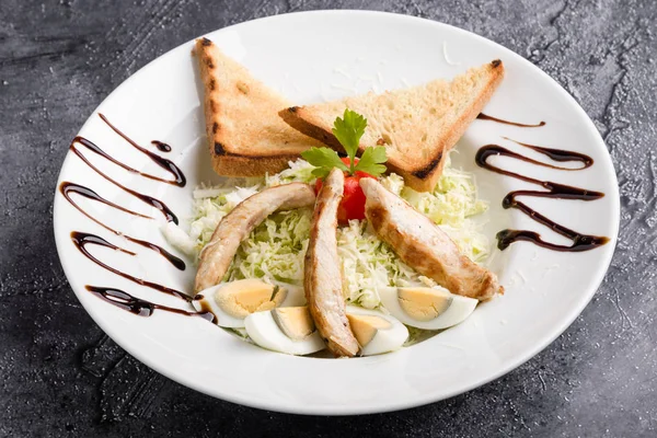 Frische Leckere Caesar Salat Vorspeise Weißem Teller — Stockfoto