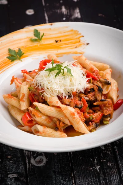 Sabrosa Pasta Vegetariana Penne Plato Blanco — Foto de Stock