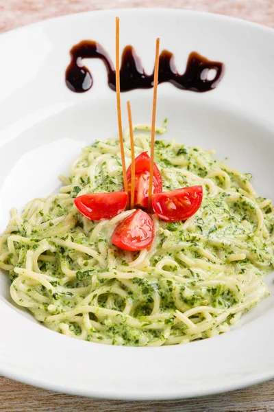 Sabrosa Espinaca Con Pasta Espagueti Plato Blanco — Foto de Stock