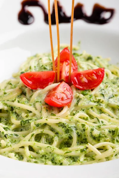 Sabrosa Espinaca Con Pasta Espagueti Plato Blanco — Foto de Stock