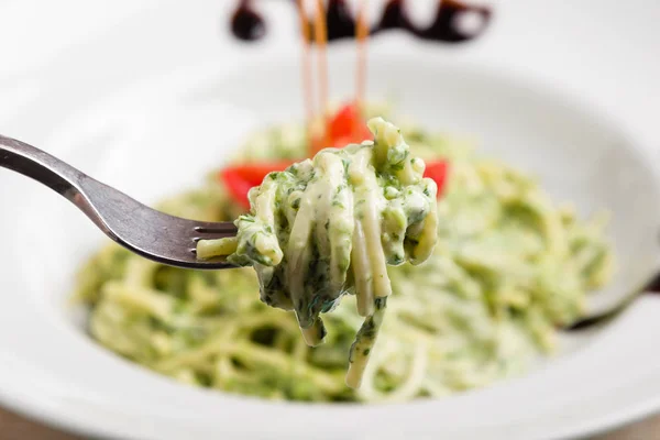 Sabrosa Espinaca Con Pasta Espagueti Plato Blanco — Foto de Stock