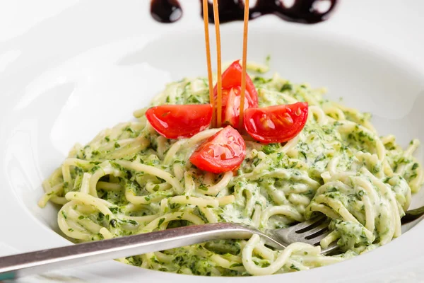 Sabrosa Espinaca Con Pasta Espagueti Plato Blanco — Foto de Stock