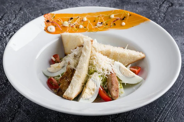 Frische Leckere Caesar Salat Vorspeise Weißem Teller — Stockfoto