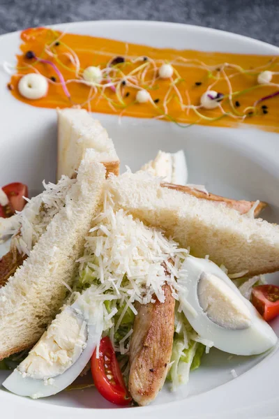 Frische Leckere Caesar Salat Vorspeise Weißem Teller — Stockfoto