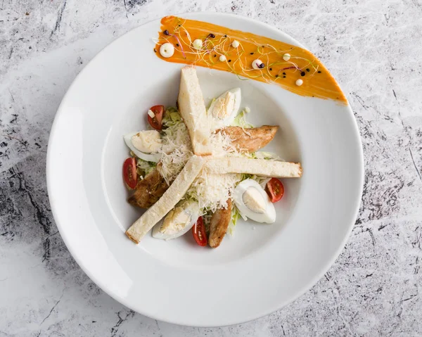 Frische Leckere Caesar Salat Vorspeise Weißem Teller — Stockfoto