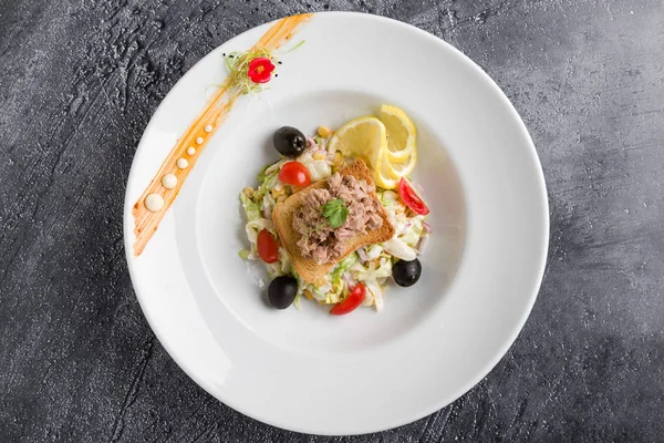 Frische Gesunde Thunfischsalat Vorspeise Auf Weißem Teller — Stockfoto