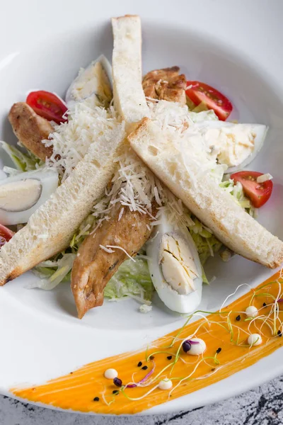 Frische Leckere Caesar Salat Vorspeise Weißem Teller — Stockfoto