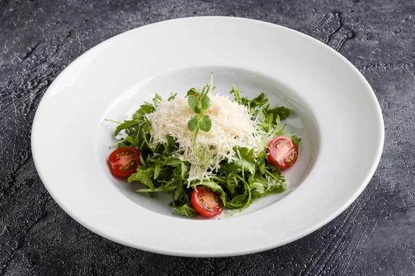 Salada Rucola Saudável Saborosa Fresca Placa Branca — Fotografia de Stock