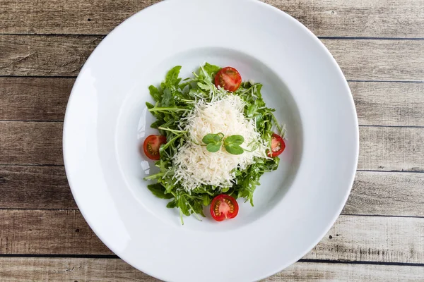 Salada Rucola Saudável Saborosa Fresca Placa Branca — Fotografia de Stock