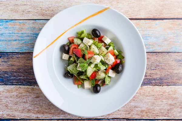Aperitivo Salada Grega Saborosa Fresca Placa Branca — Fotografia de Stock