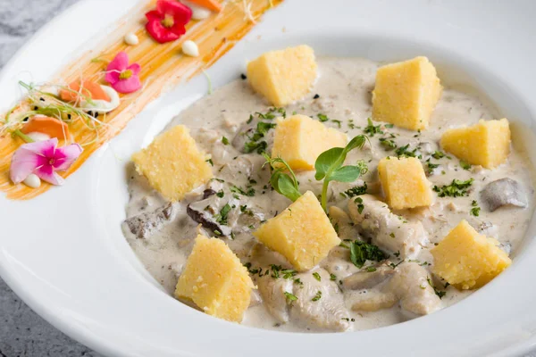 Frango Com Molho Cogumelos Cubos Polenta Mesa Branca — Fotografia de Stock