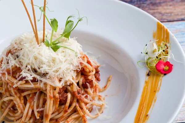 Olasz Spagetti Amatriciana Tészta Fehér Tányérra — Stock Fotó