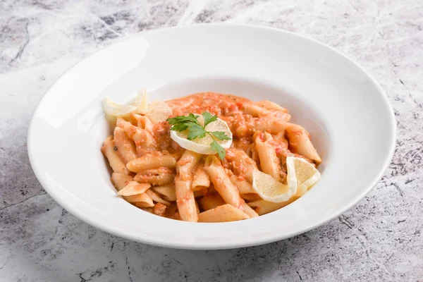 Leckere Penne Mit Thunfischpasta Auf Weißem Teller Stockbild