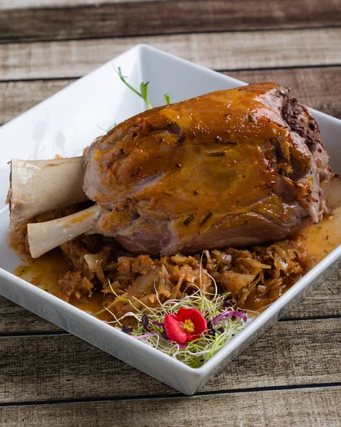 Bayerische Schweinshaxe Mit Kohl Auf Weißem Teller Stockbild