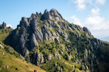 Güneşli bir günde güzel bir dağ manzarası