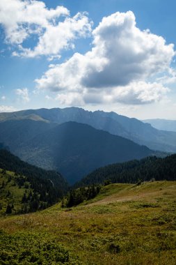 Güneşli bir günde güzel bir dağ manzarası