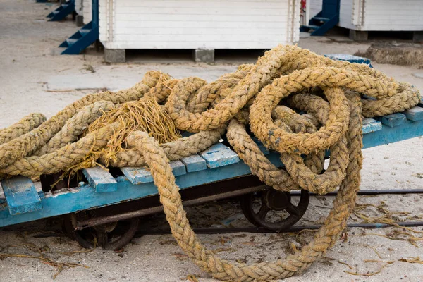 古い中古の航海船のロープ — ストック写真