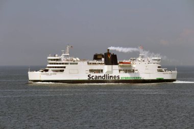 Puttgarden, Almanya - 17 Temmuz: Scandlines 1872 yılından bu yana Almanya, Danimarka ve İsveç arasındaki tarihi ve yakın bir işbirliği sembolize ediyor. Modern Hybrid-feribot 460 arabalar ve Almanya'da Puttgarden 1.300 yolcularına 17 Temmuz 2018 üzerinde barındırabilir