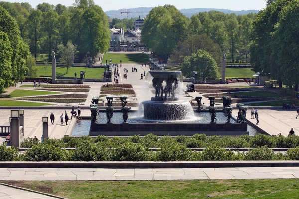 ヴィーゲラン Sculptuce 公園図の記念碑的なグループとオスロ ノルウェー Frognerpark 公園の主な動機は 2018 オスロ ノルウェーの人のライフ サイクルです — ストック写真