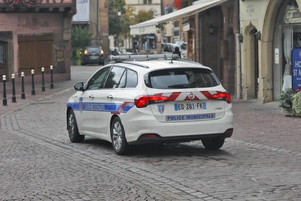 Colmar, Fransa - Ekim 08: Belediye polis devriyeleri Alsas tarihi merkezi şehrin Colmar, Fransa üzerinde 08 Ekim 2017