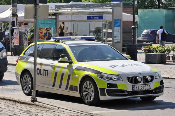 Oslo, Norveç - Mai 15: Norveç polis Bmw araba kullanmak ve düzenli kontrolleri Oslo, Norveç'te şehir merkezinde tarih Mai 15, 2018 taşımak