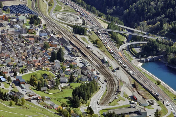 San Gottardo Pass, Suisse - Une vue sur le village Airolo an — Photo