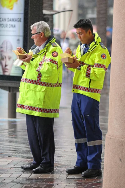 SYDNEY, AUSTRALIA - Empleados de Servicios de Ambulancia — Foto de Stock