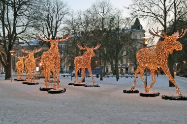 STOCKHOLM, SWEDEN - 24 Aralık 2018 'de Stockholm' de, Opera Binası civarında, bu parlayan geyik grubu Noel tatilleri boyunca görülebilir.