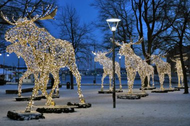 STOCKHOLM, SWEDEN - 24 Aralık 2018 'de Stockholm' de, Opera Binası civarında, bu parlayan geyik grubu Noel tatilleri boyunca görülebilir.