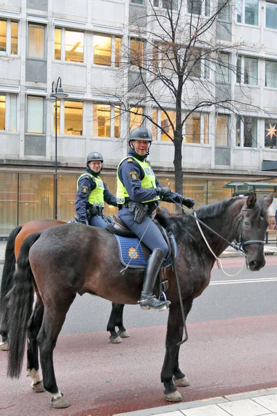 STOCKHOLM, SWEDEN - 25 Aralık 2019 'da Stockholm' ün merkezinde polis devriyesi, 25 Aralık 2019 'da Stockholm' deki Noel tatilinde gülümsedi.