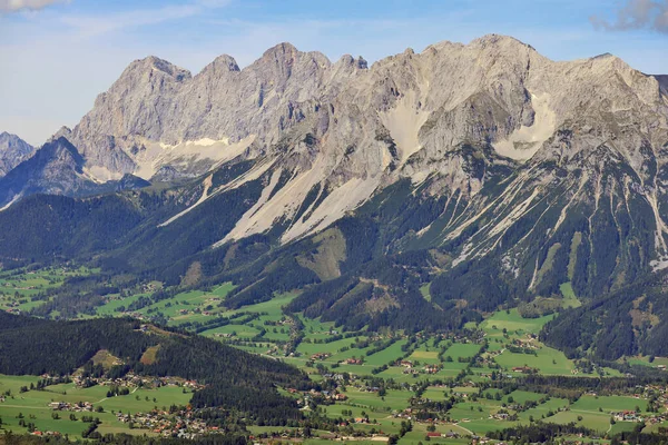 SCHLADMing, AUSTRIA - Vadi ve dağların manzarası Yukarı Avusturya Steiermark