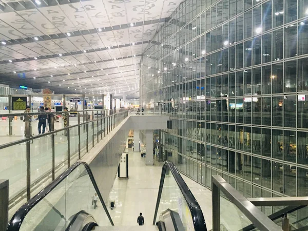 Façade en verre à l'aéroport international Netaji Subhas Chandra Bose — Photo