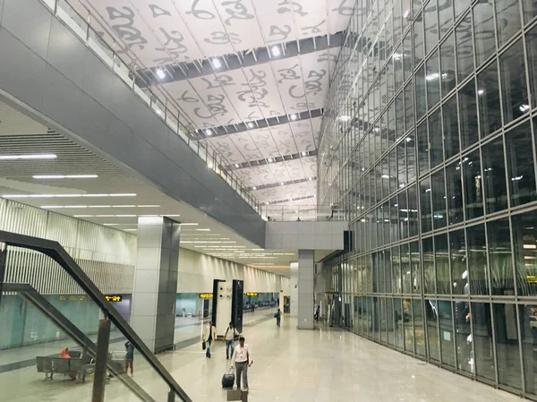 Façade en verre à l'aéroport international Netaji Subhas Chandra Bose — Photo