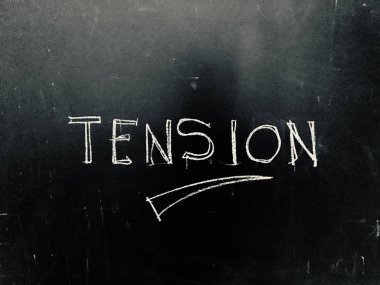 Blackboard'da el yazısıyla yazılmış gerilim