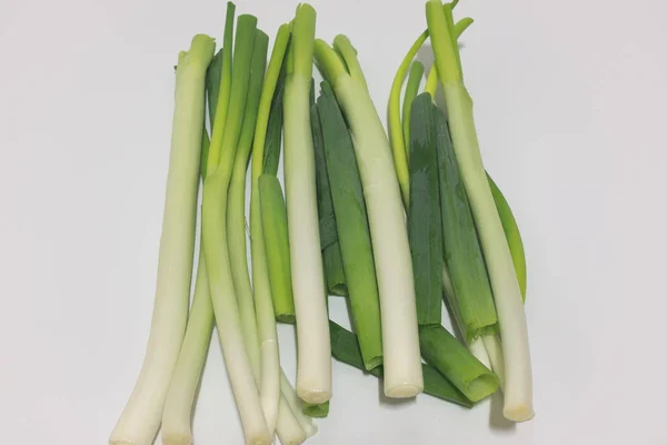 Frische Grüne Zwiebeln Auf Weißem Hintergrund — Stockfoto