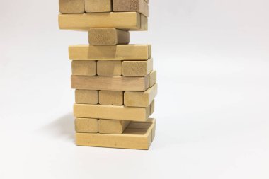 Beyaz arkaplanda ahşap jenga